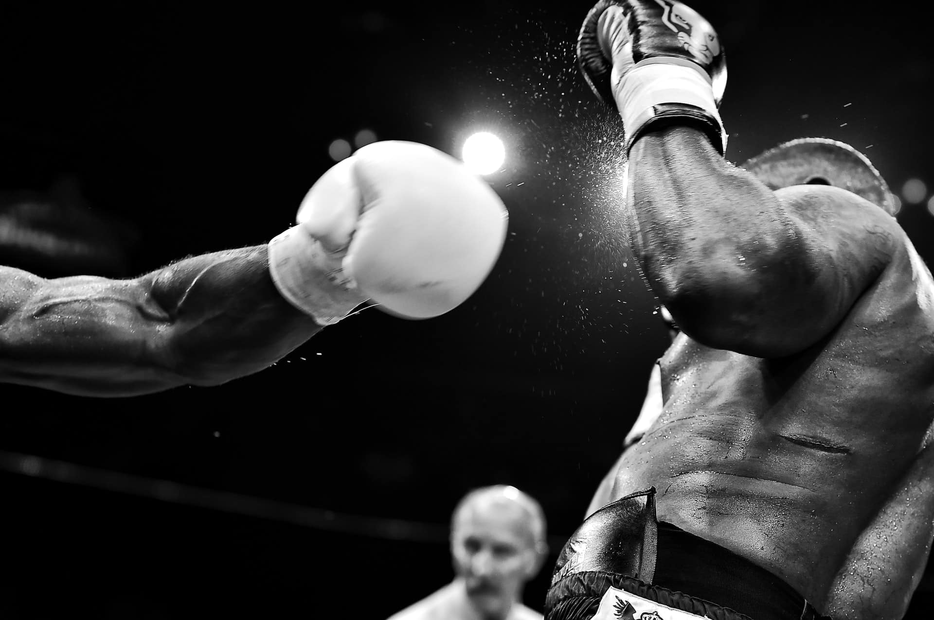 Potężne sierpowe i niespodziewane kombinacje – oto najefektowniejsze nokauty w światowym boksie!