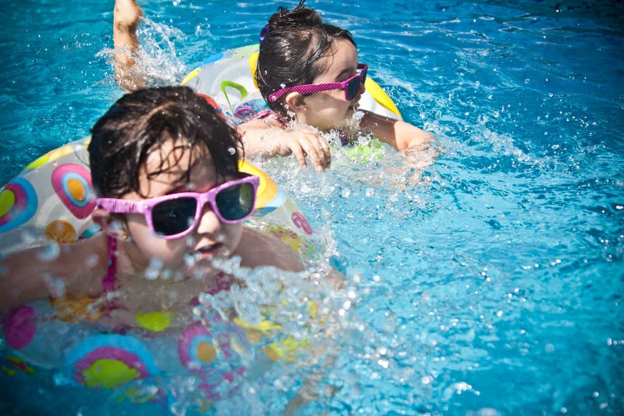 Czy każdy rodzic powinien zapisać dziecko na naukę pływania?