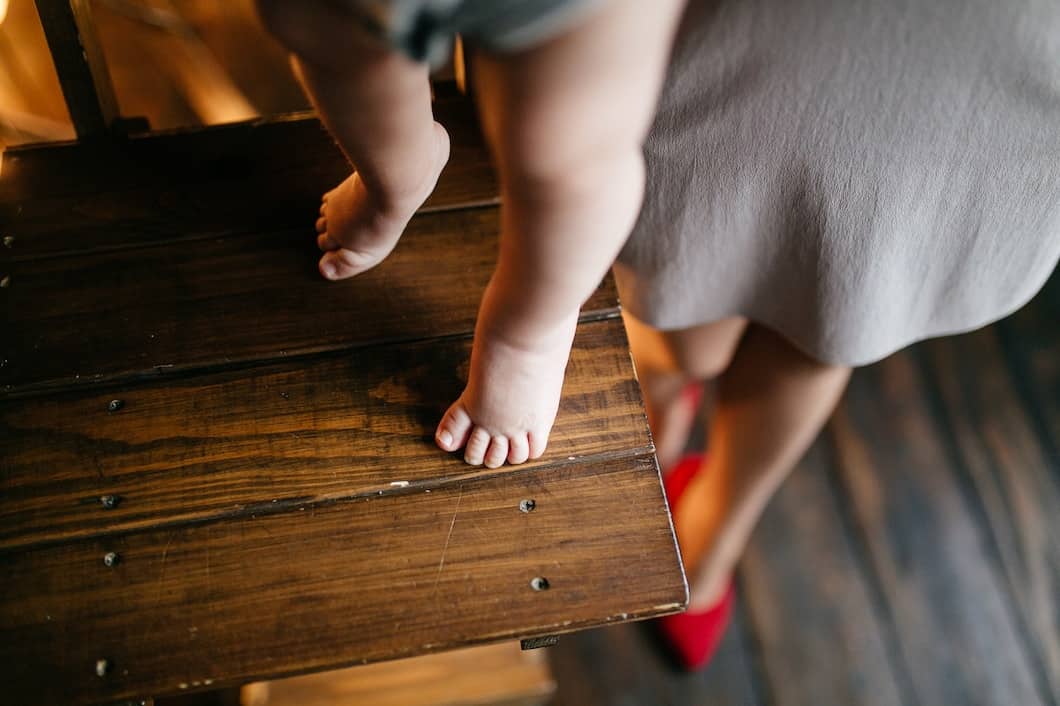 Jak prawidłowo dobrać obuwie dla rozwijającej się stopy dziecka – porady ekspertów